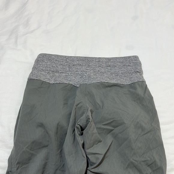 Ivivva by Lululemon Live To Move Crops Slate Heathered Grey Ruched Joggers - Picture 9 of 11